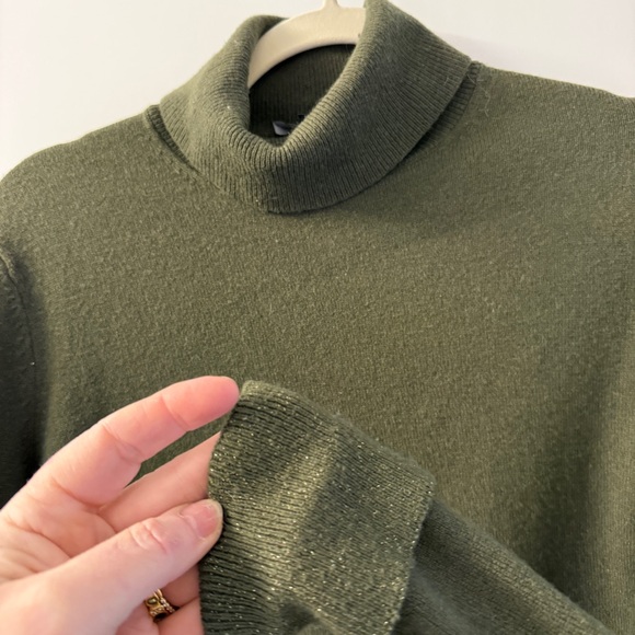 Lafayette 148 NY 100% Cashmere Turtleneck Sweater Pine Green Metallic Trim M - Picture 2 of 8